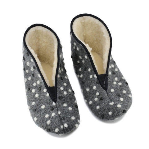 3. Top view of Omaking Barefoot Wool Slippers Trolla with dots, highlighting wool lining