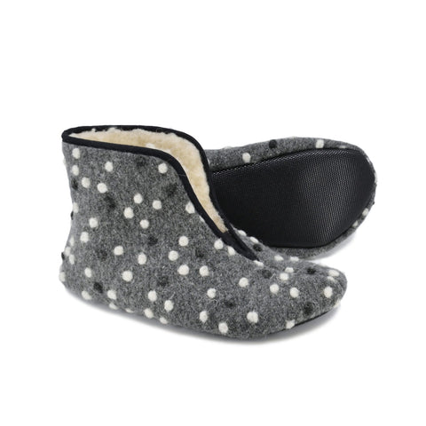 4. Omaking Barefoot Wool Slippers Trolla with dots, showing rubber outsole and wool lining