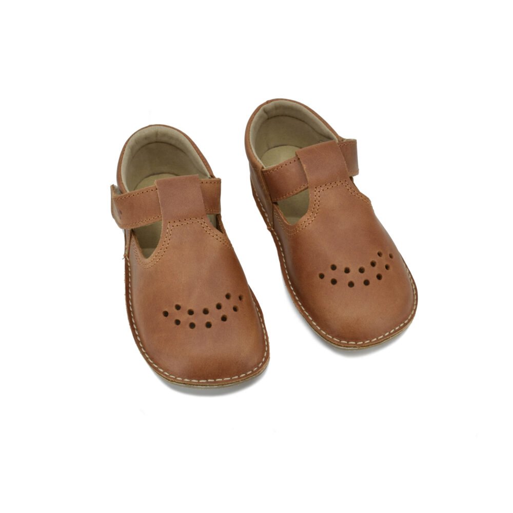 2. Pair of Omaking Lusti leather kids' shoes in brown, featuring breathable design and adjustable Velcro, studio shot