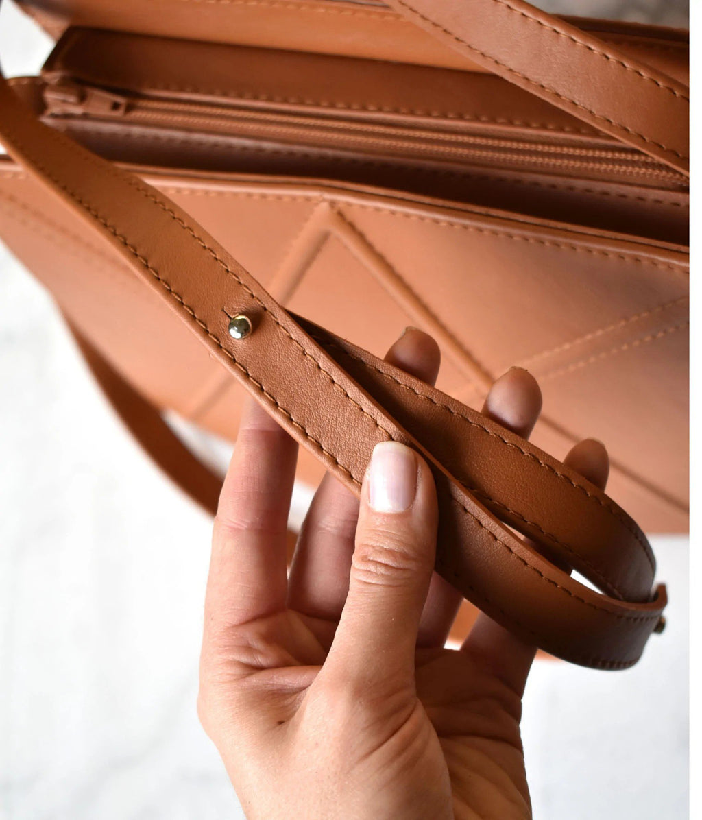 6. Close-up of caramel brown FACET shoulder bag by Gerda Retter Design, highlighting adjustable strap and leather quality
