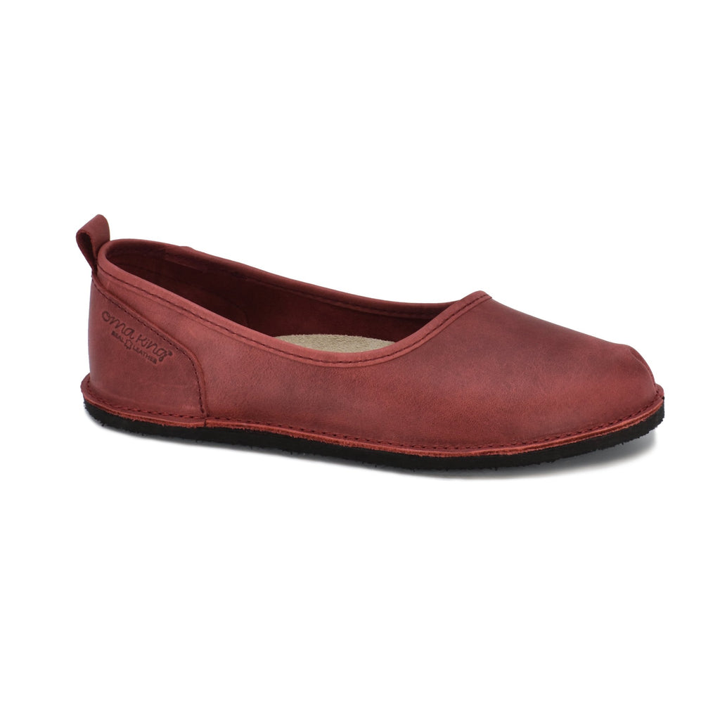 2. Studio image of OmaKing Kuutsid shoes in dark red, showing side view and genuine leather upper