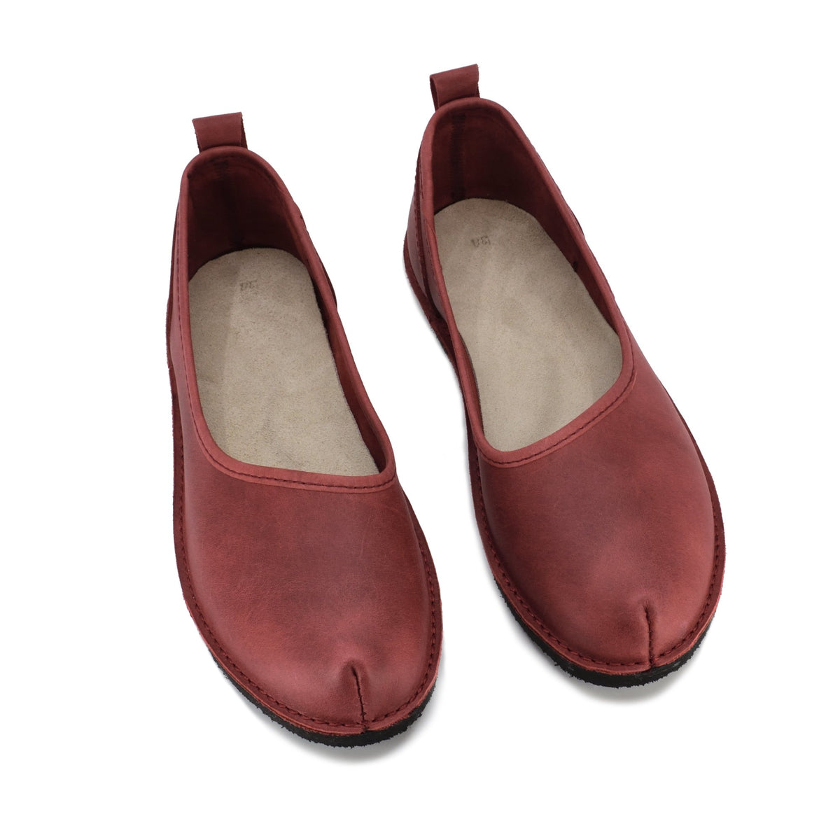 4. Top view of OmaKing Kuutsid shoes in dark red, highlighting velour leather insole and ergonomic design