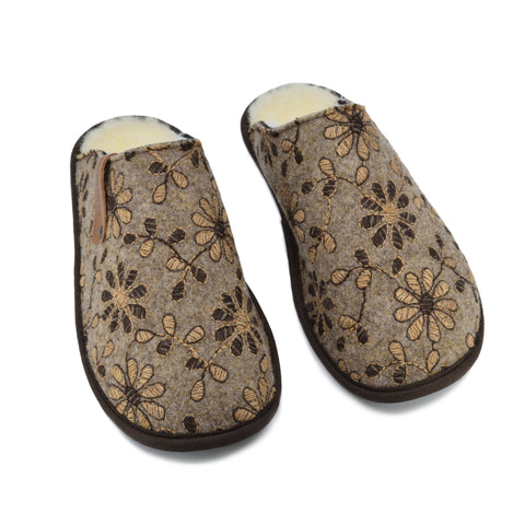 2. Pair of Omaking Jugu Slippers with floral pattern, top view highlighting natural felt and wool lining