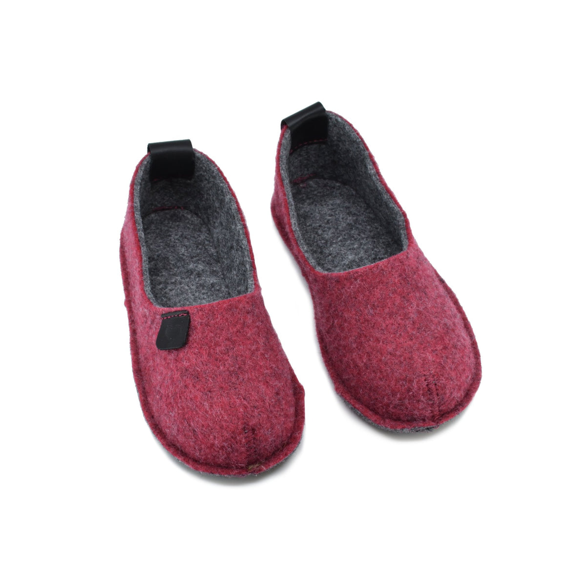 2. Pair of Öko-Toku children's red slippers by OmaKing, top view highlighting slip-on design and eco-friendly felt material