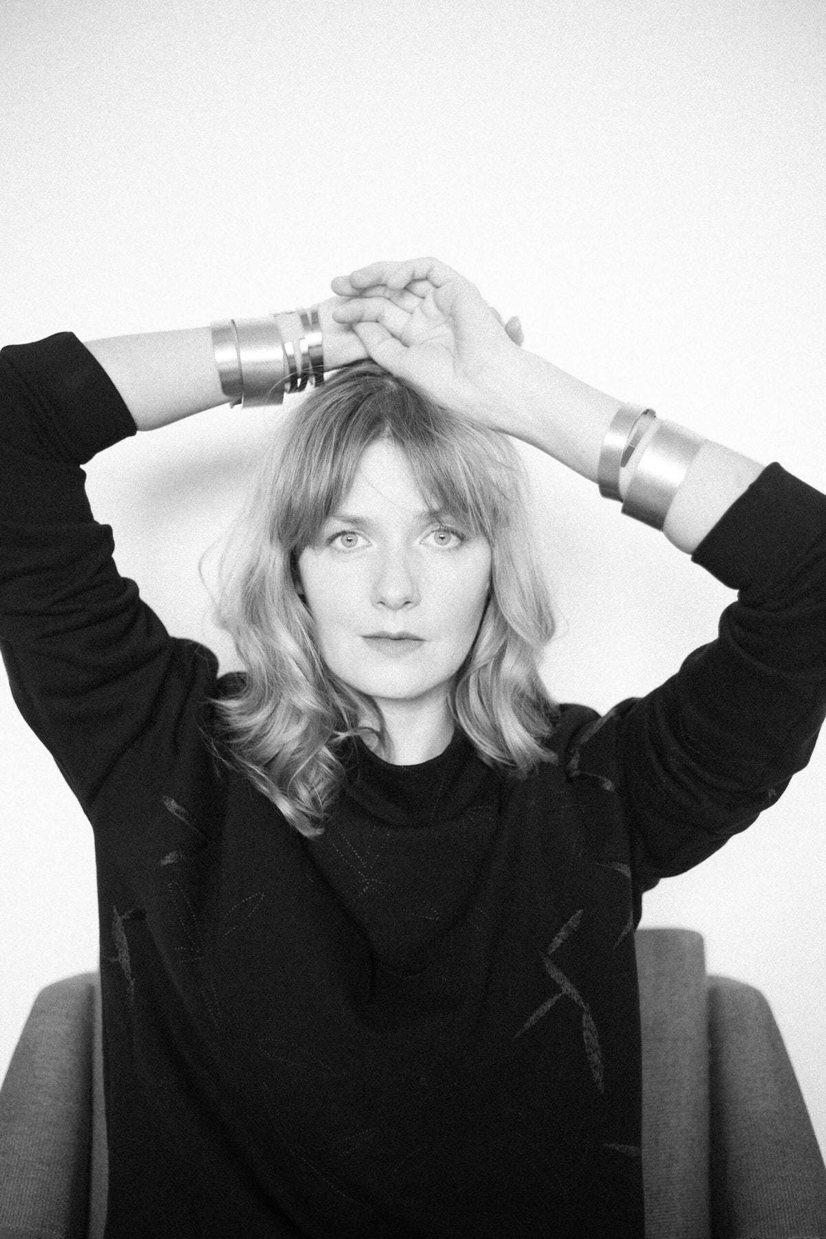 2. Woman modeling Lentsius Pilot 15 bracelet, emphasizing sustainable design in black and white