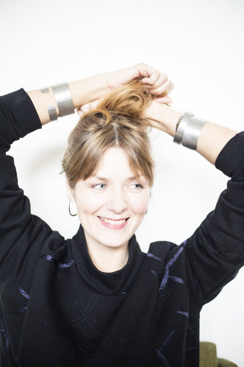 1. Woman wearing Lentsius Pilot 30 bracelet, showcasing modern design and sustainability