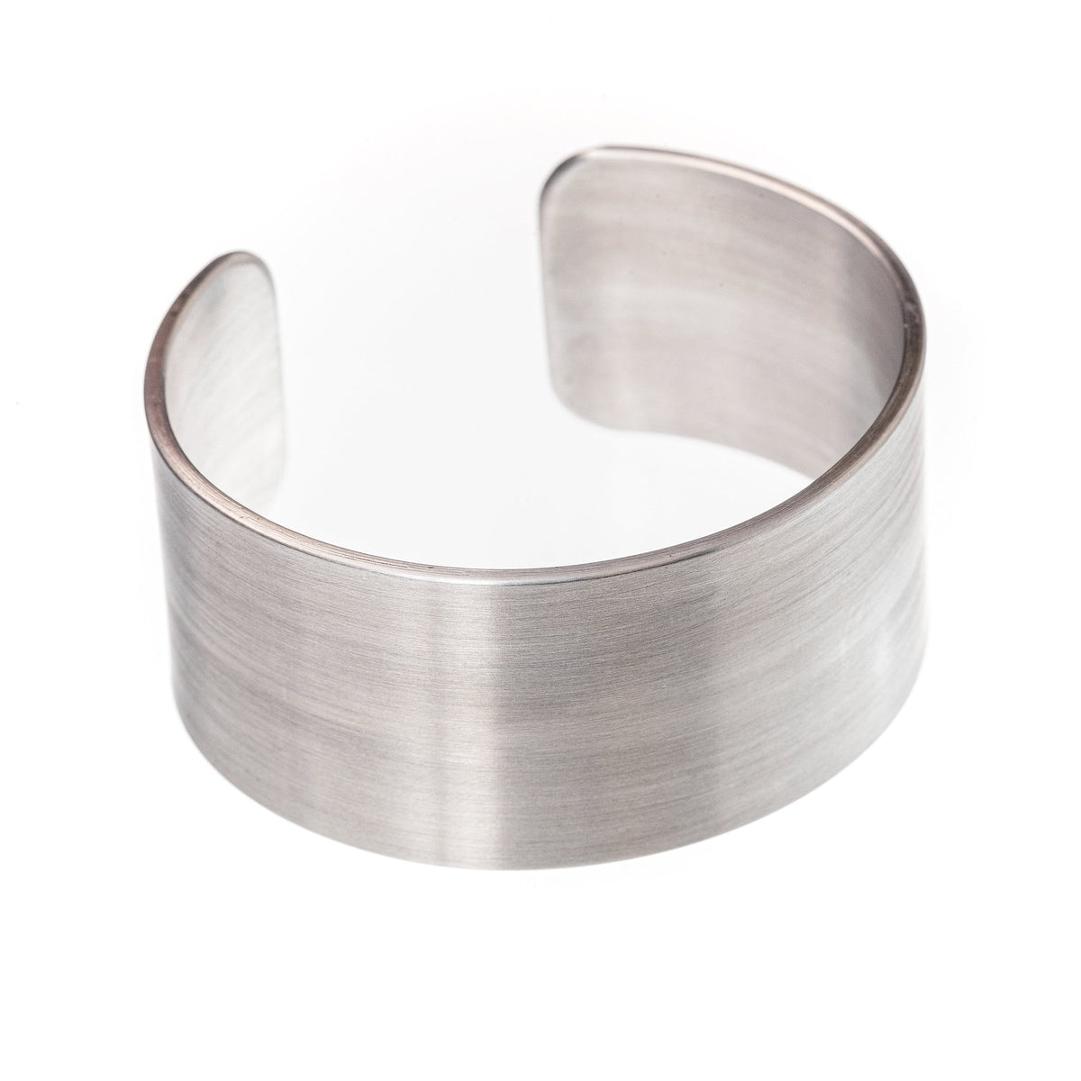 4. Studio image of Lentsius Pilot 30 bracelet in brushed aircraft aluminum