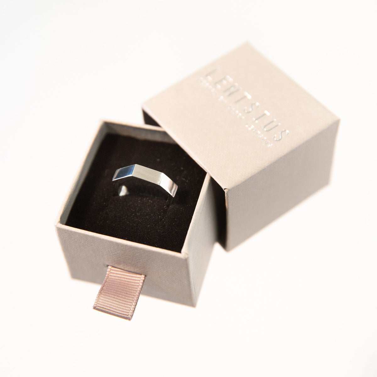 8. Lentsius Plico ring in stainless steel displayed in branded box, showcasing sustainable packaging