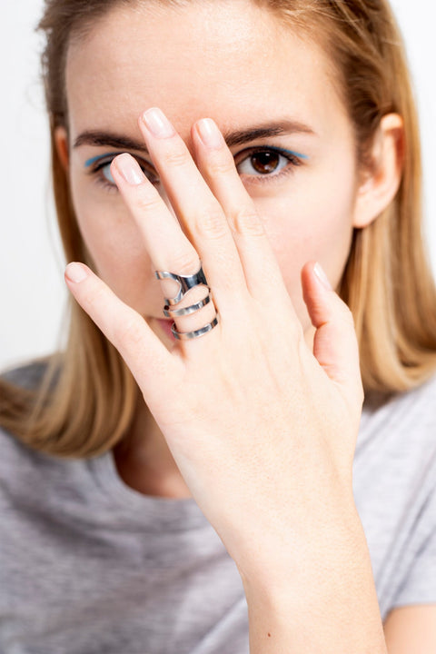 2. Woman displaying Lentsius Versus ring on hand, highlighting polished stainless steel