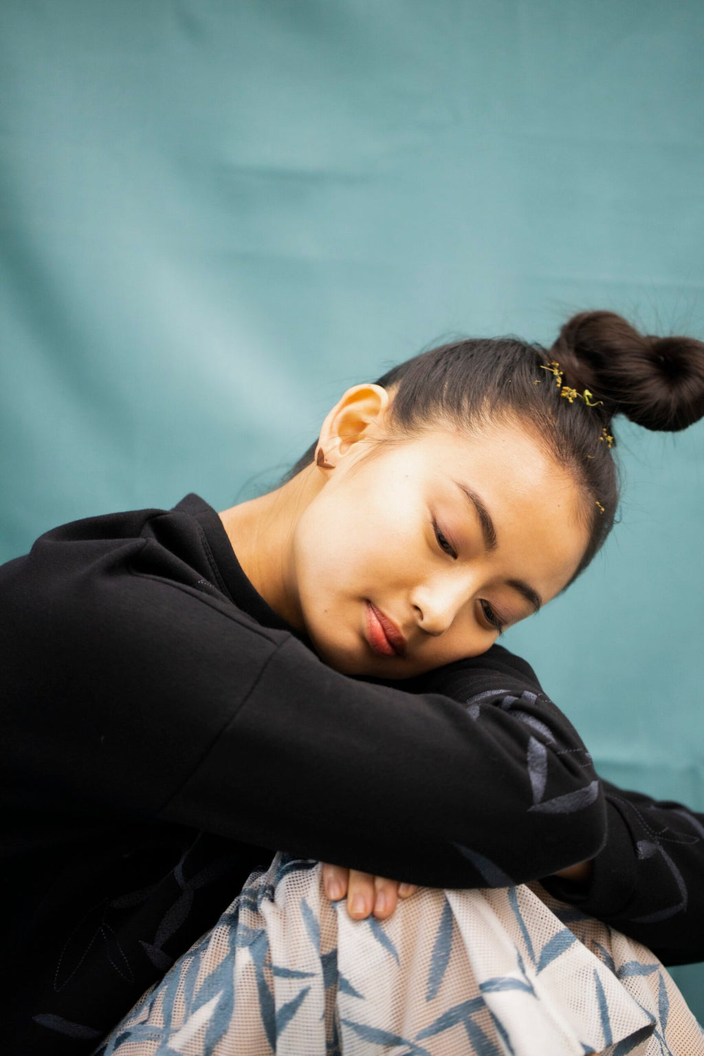 5. Woman resting with Lentsius Vola rose gold earrings, highlighting sustainable craftsmanship