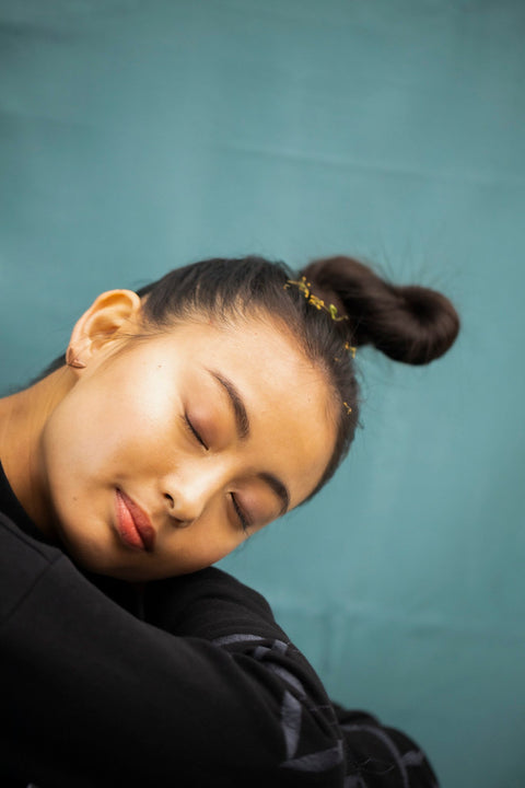 3. Close-up of woman with Lentsius Vola rose gold earrings, emphasizing comfort and elegance
