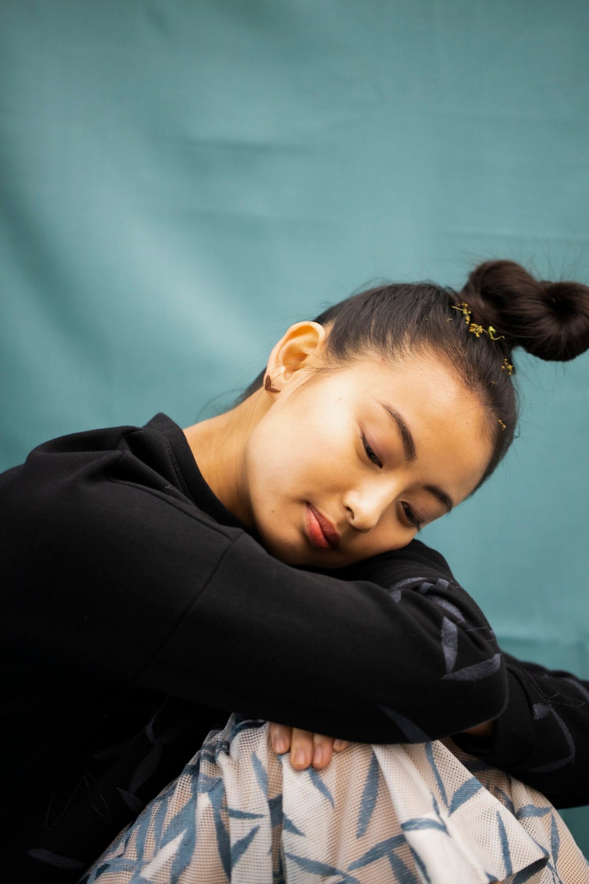 2. Woman resting with Lentsius Vola rose gold earrings, highlighting Scandinavian style