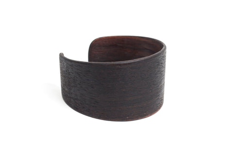 3. Close-up of Lentsius Woody Bracelet in Ebony, highlighting natural wood texture