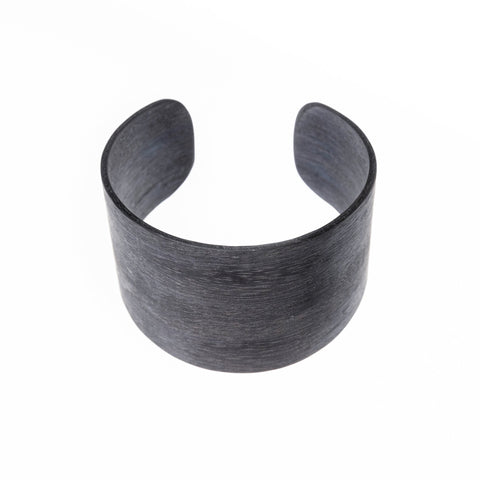 3. Close-up of Lentsius Woody Bracelet in Eucalypt Grey, showcasing toned grey eucalypt veneer