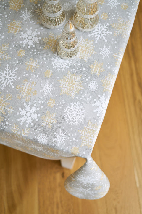 4. Overhead shot of Hortensias Home Winter Motive Snowflakes tablecloth highlighting festive design