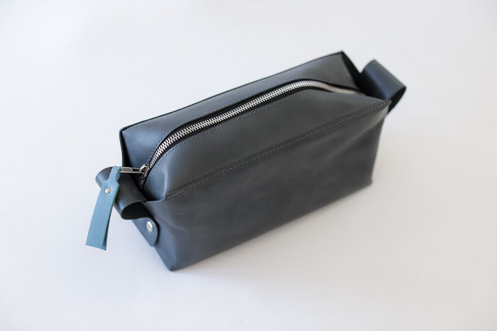 10. Studio shot of eleriinseim leather cosmetic bag in Atlantico color with zippered closure