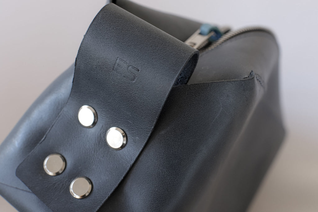 11. Close-up of eleriinseim leather cosmetic bag in Atlantico color showing handle details