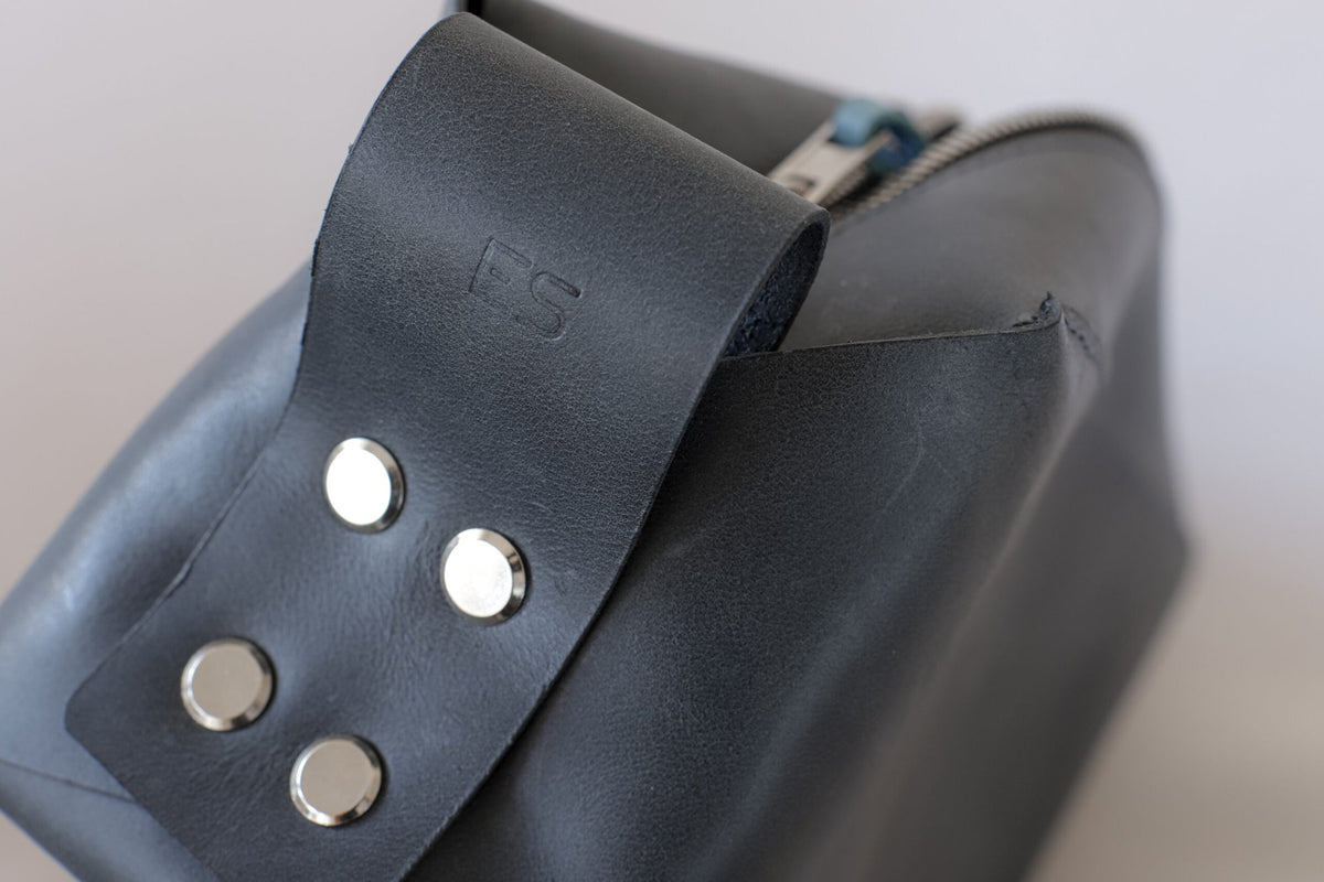 11. Close-up of eleriinseim leather cosmetic bag in Atlantico color showing handle details