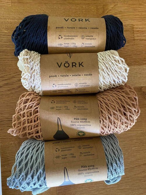 5. Close-up of VÕRK organic cotton string bags by Sidrunid in various colors, packaged with labels