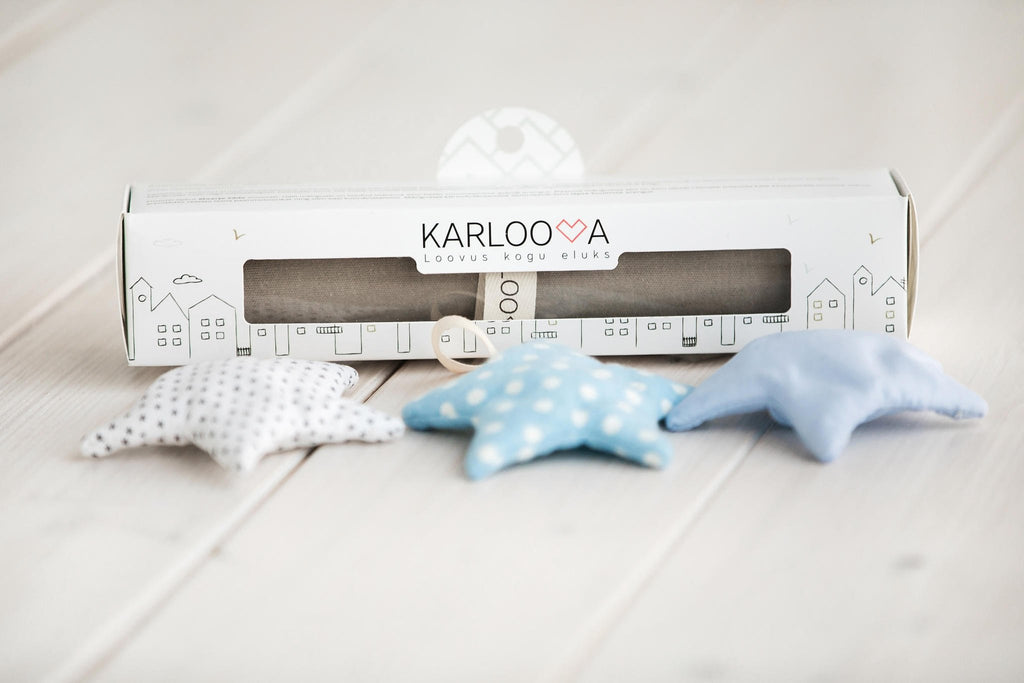 2. Karloova baby crib toy packaging with three blue star-shaped toys displayed, highlighting the eco-friendly cotton material and versatile attachment options.