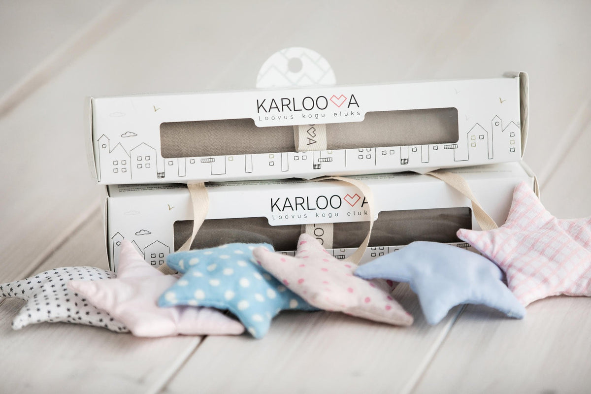2. Karloova baby crib toy packaging with multiple star-shaped toys in blue and pink, highlighting eco-friendly materials and sensory features.