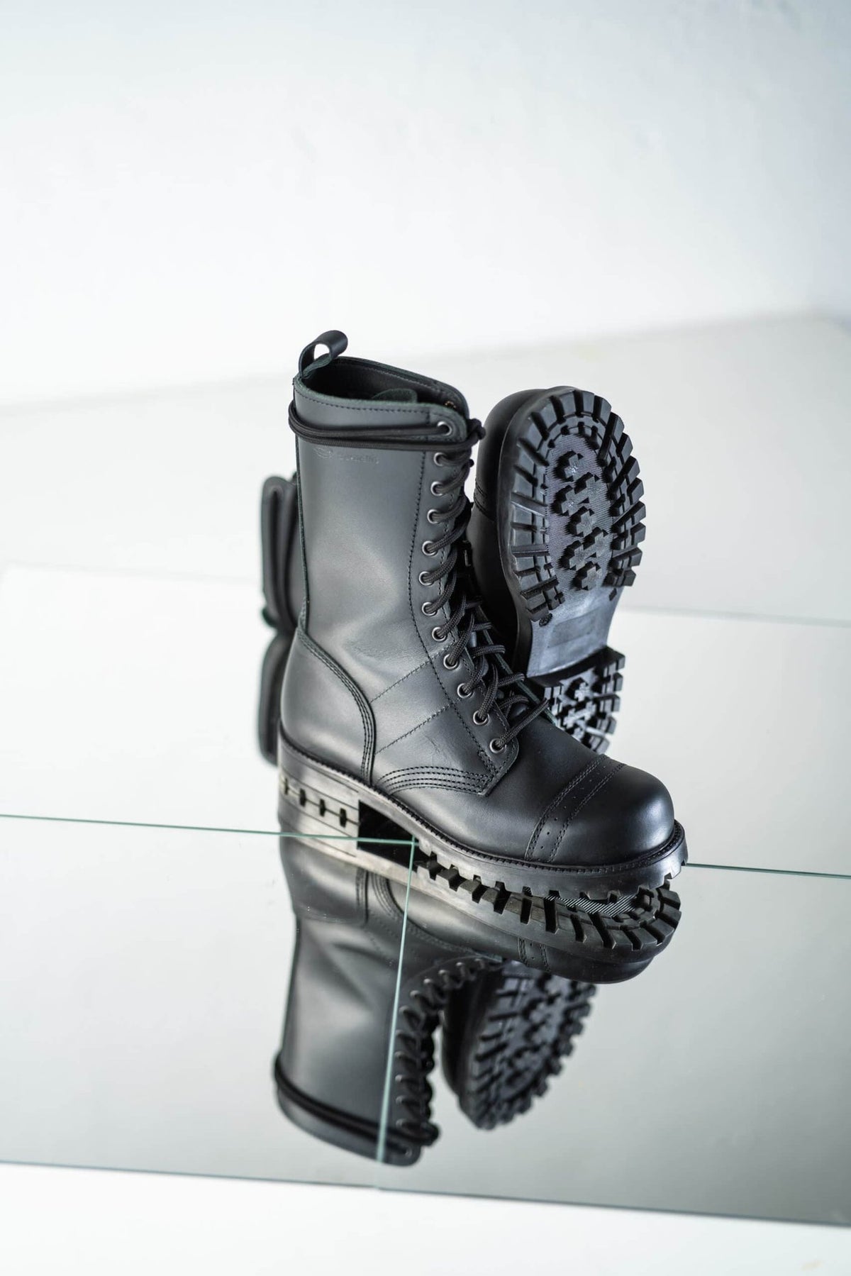 7. Close-up of Samelin 516 High Aviator Boots in black, highlighting sole and leather texture