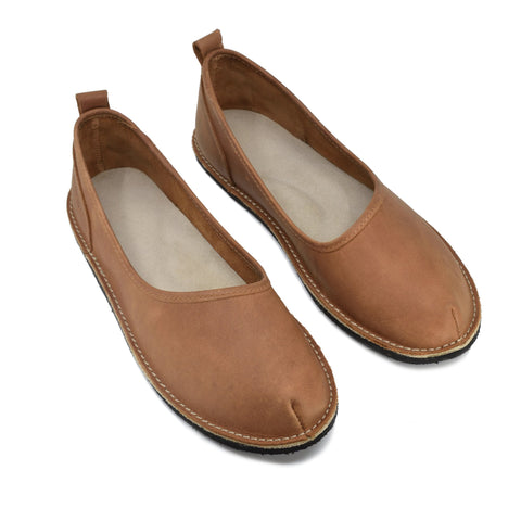 4. Studio shot of Omaking Kuutsid brown leather shoes with removable insole displayed