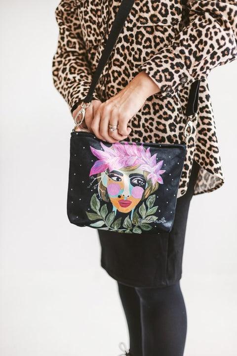 3. Garbanota makeup bag in beige with black and white face illustration, size M with detailed dimensions and features