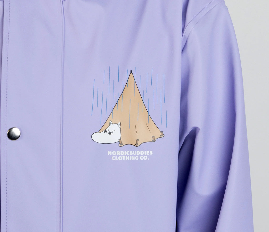 13. Close-up of front design on Moomin Adventure Rain Jacket in lilac with Moomin illustration