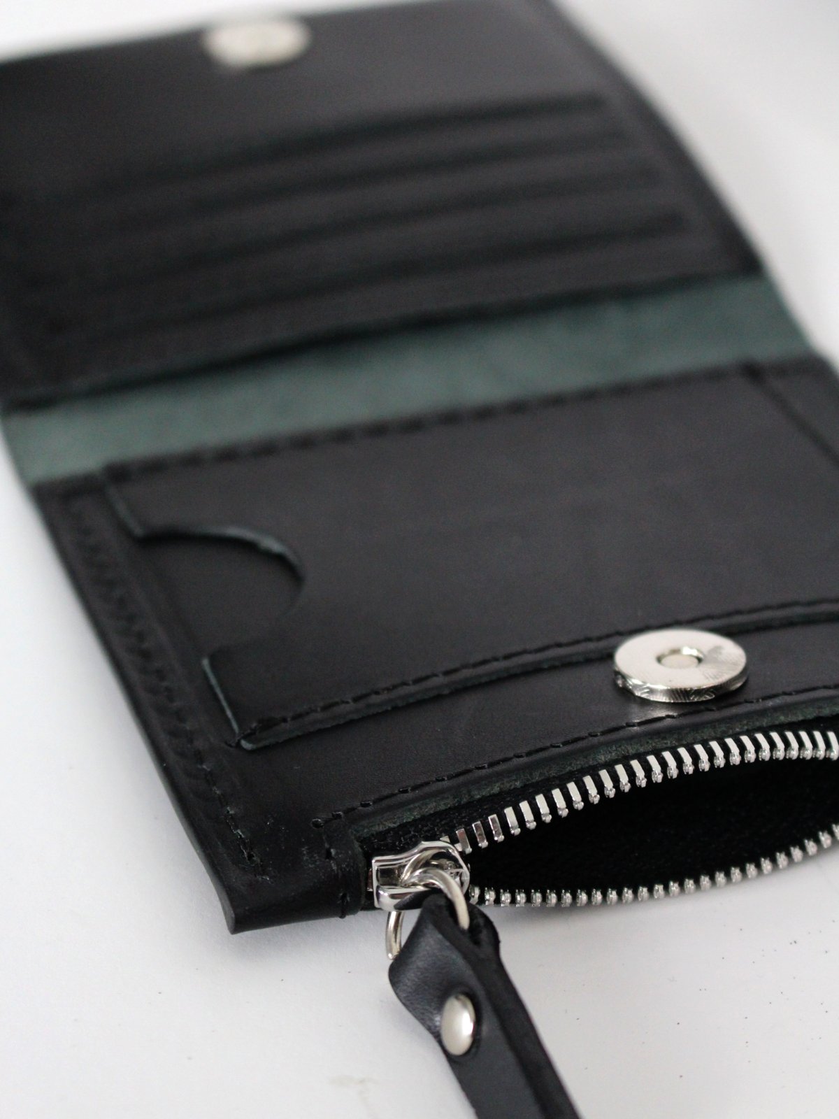 6. Close-up of Lava flow Classic Leather Wallet MINI TAAL in black, highlighting interior compartments and zipper