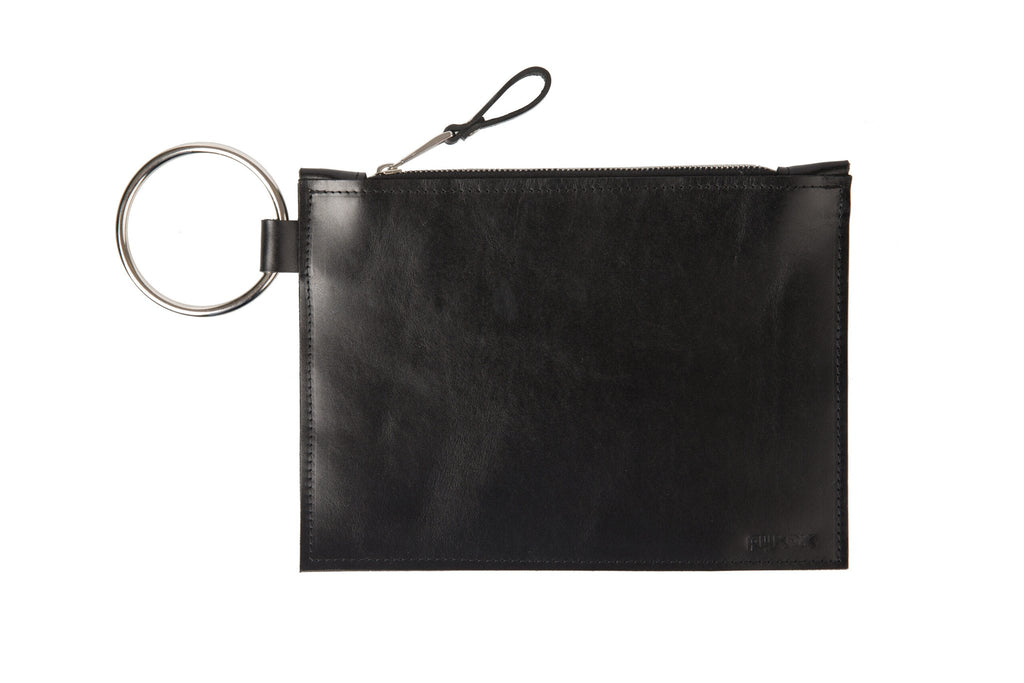 3. Studio image of PYKOK Clutch Nina, featuring luxurious black leather and striking metal ring handle