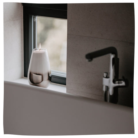 4. Candledust Diamond Dust powdered candle in a shell-shaped holder on a stylish table setting