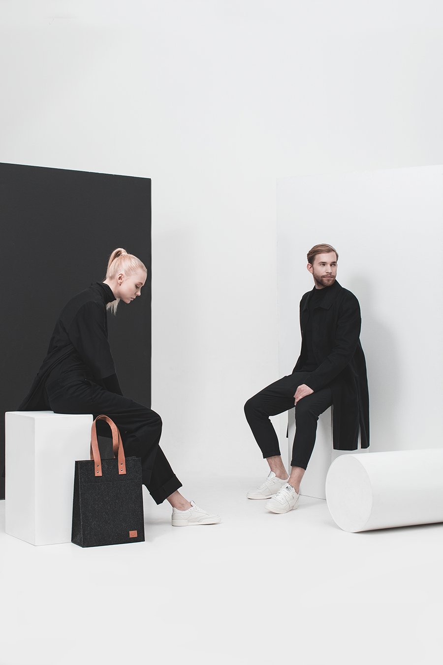 6. Close-up of Nordhale Hennes Tote Bag in black, highlighting leather handles and felt texture