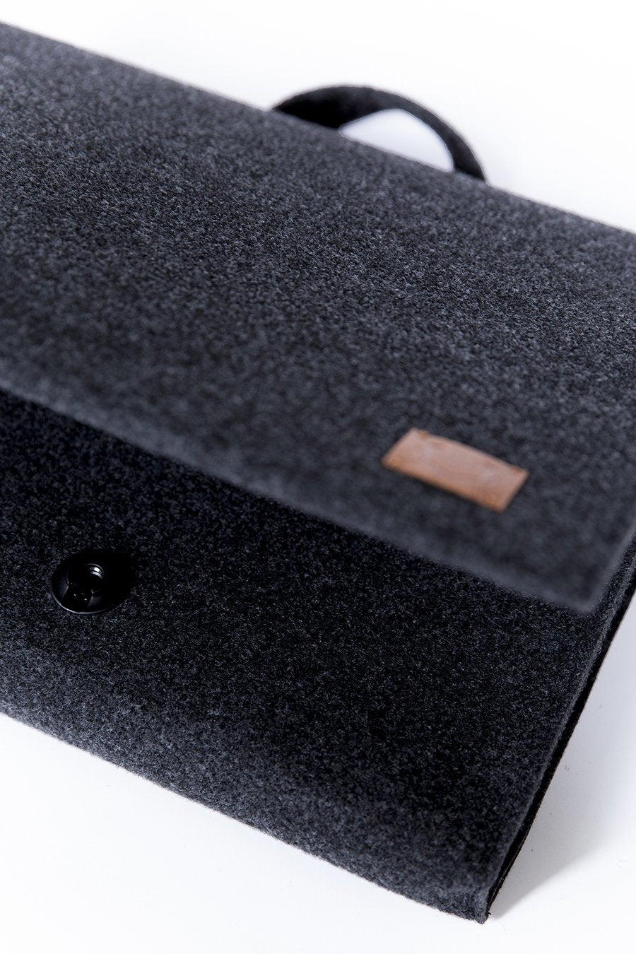3. Close-up of Nordhale black briefcase Hjo, highlighting magnetic snap closure and felt material