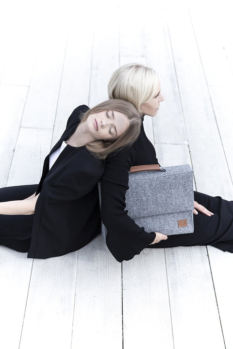 5. Side view of Nordhale grey Briefcase Sören, showing adjustable shoulder strap and recycled PET felt material