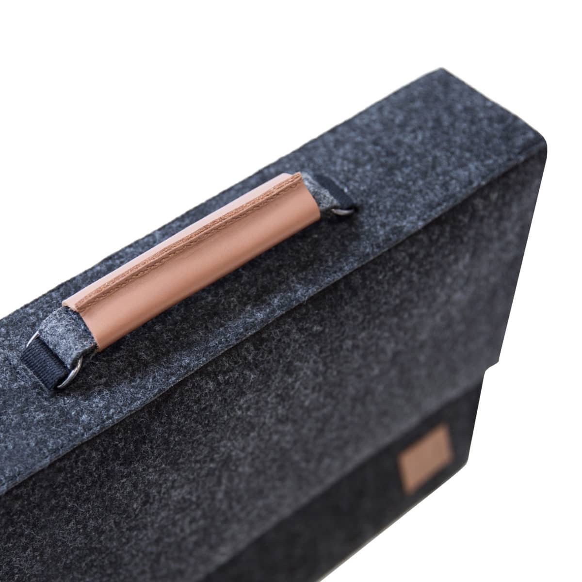 5. Close-up of black Nordhale Briefcase Sören handle in recycled PET felt