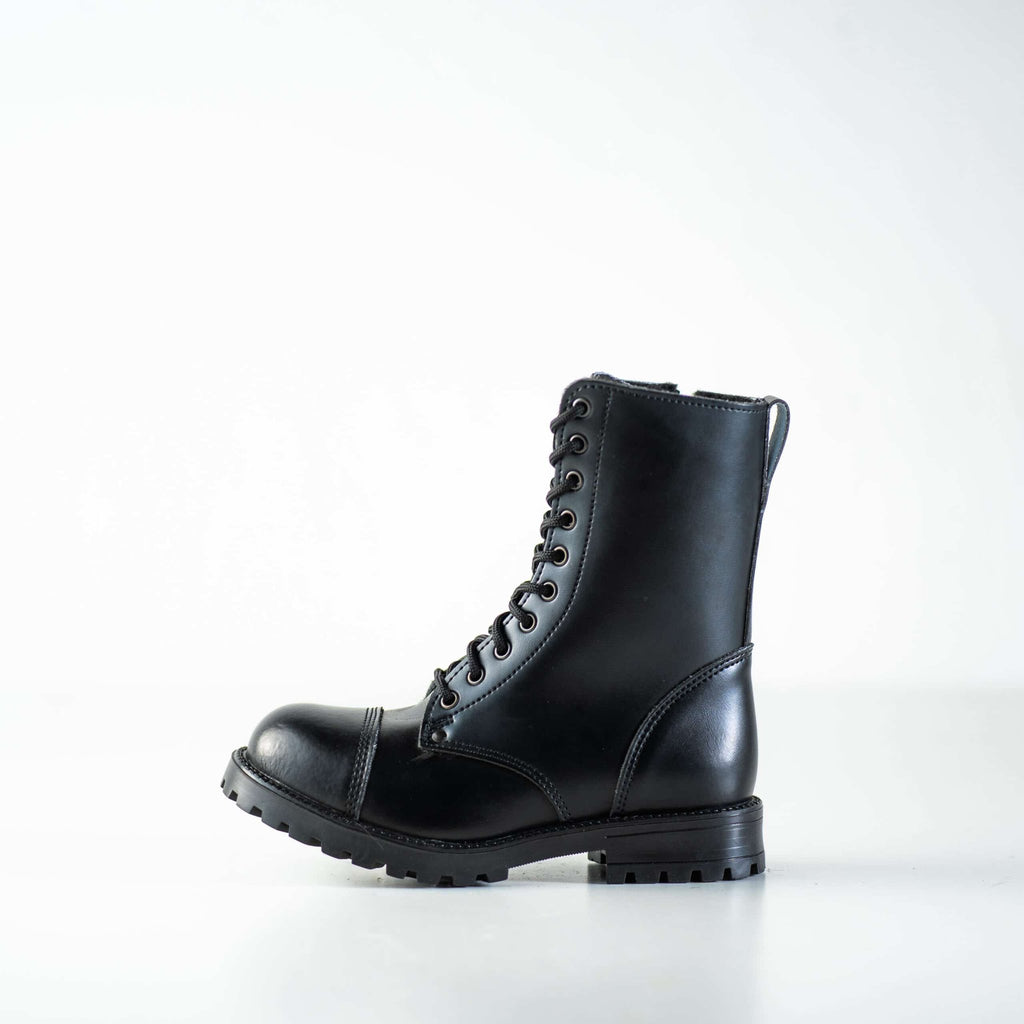 7. Studio shot of unisex black 511 Winter boots by Samelin, emphasizing water-repellent leather and fur lining