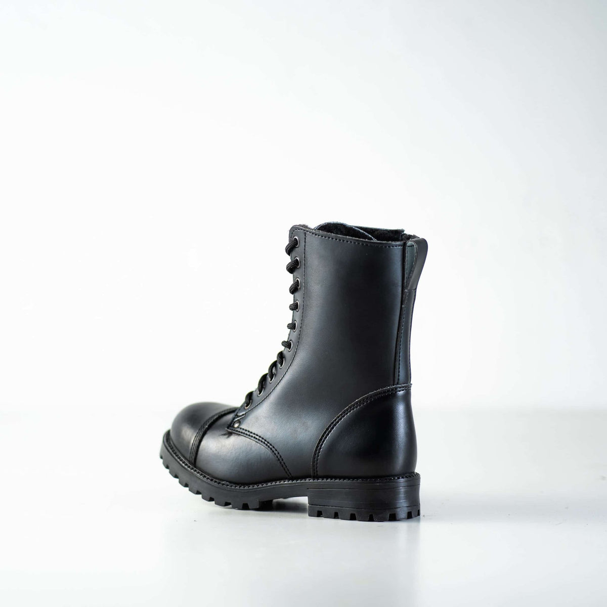 2. Side view of unisex black 511 Winter boots by Samelin, highlighting durable TR-rubber outsole