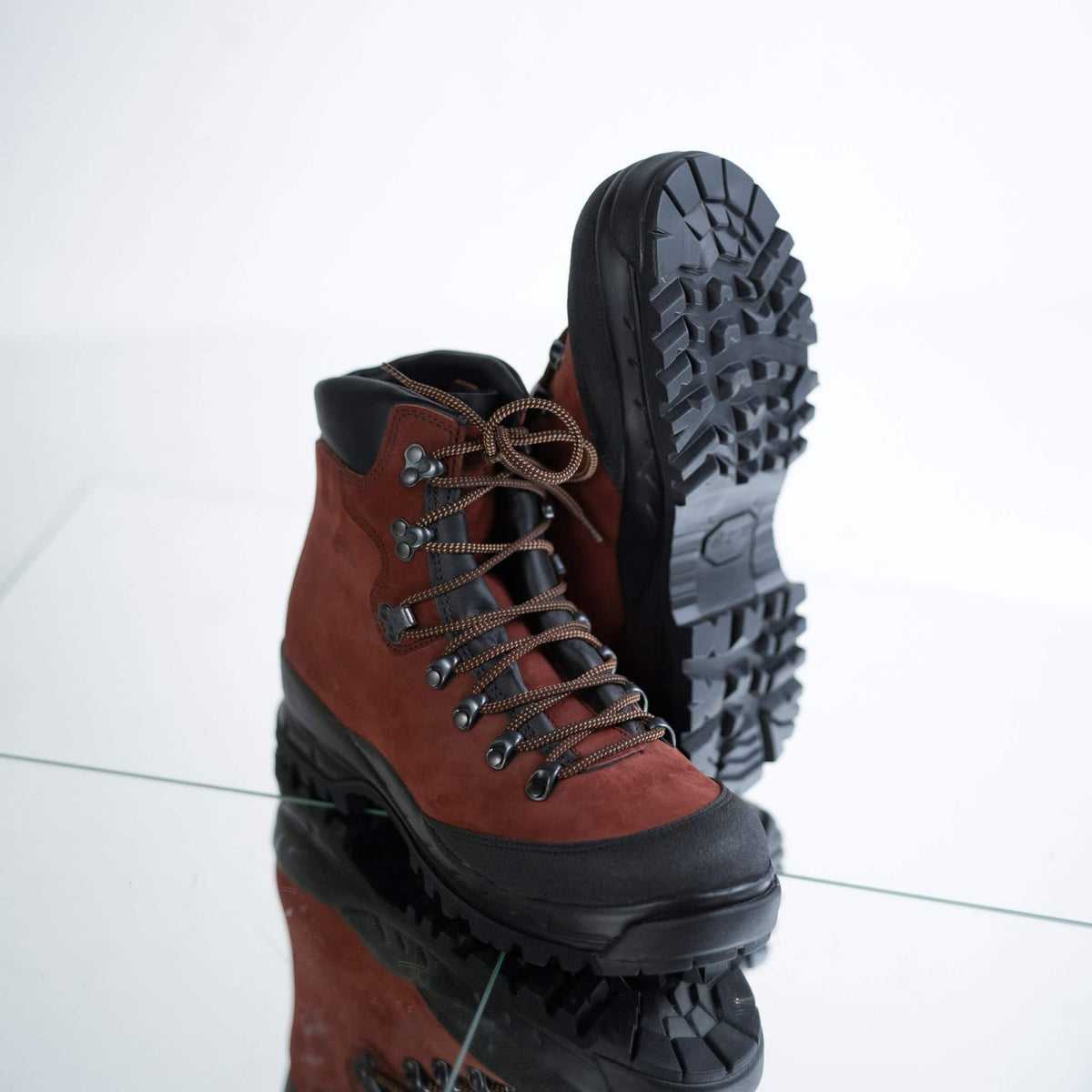 2. Samelin 553P Rosso Aragosta hiking boots with Vibram sole, displayed on reflective surface