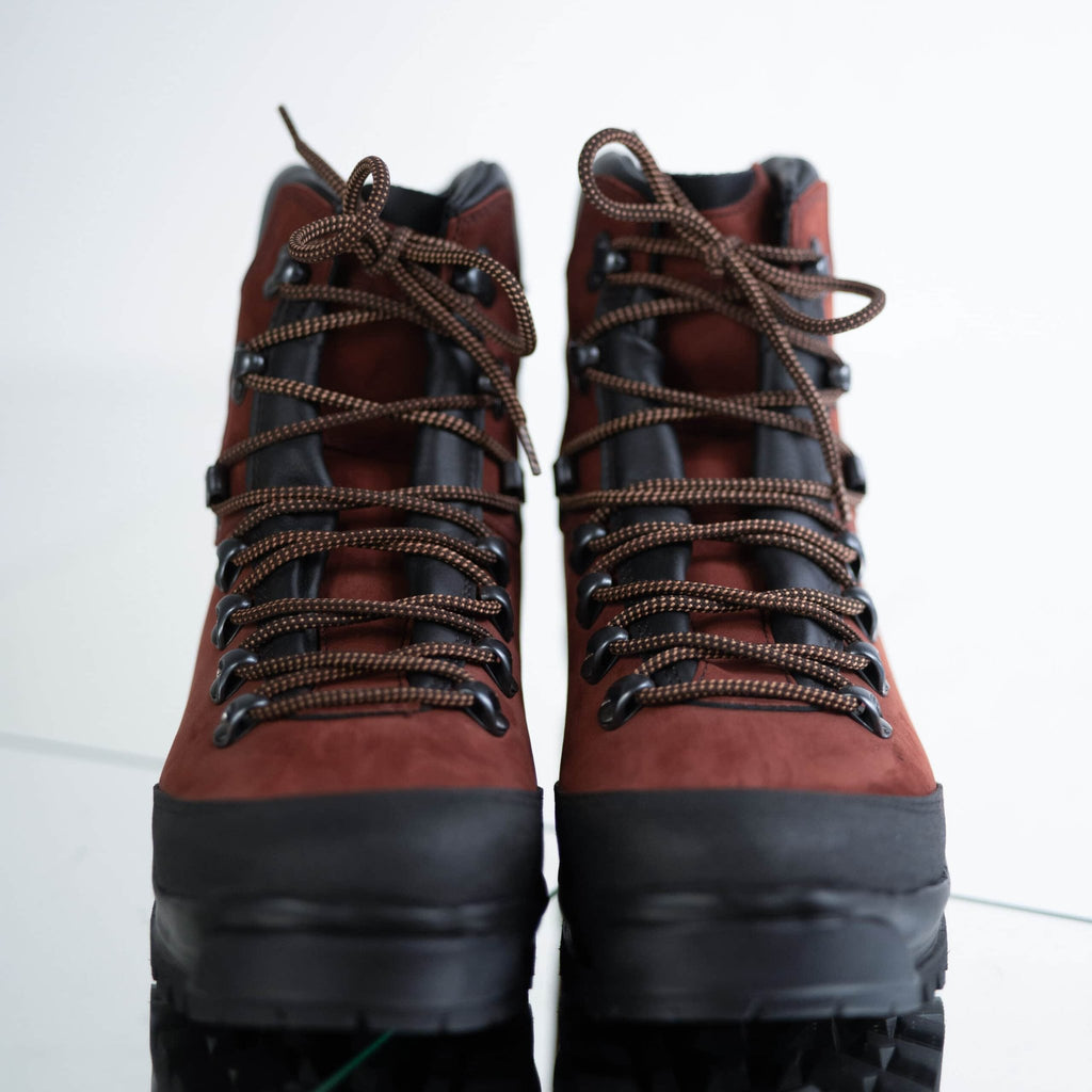3. Front view of Samelin 553P Rosso Aragosta hiking boots highlighting lace-up design
