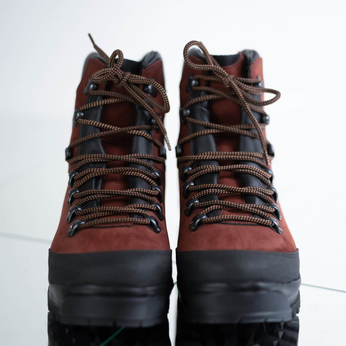 3. Front view of Samelin 553P Rosso Aragosta hiking boots highlighting lace-up design