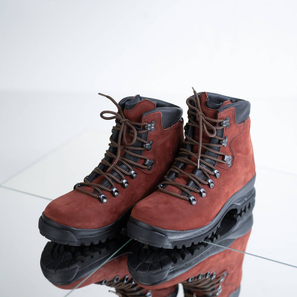 4. Pair of Samelin 5531 Rosso Aragosta hiking boots in red nubuck leather, displayed on reflective surface