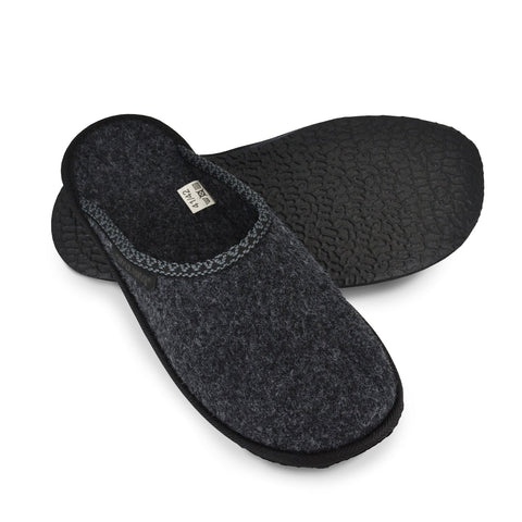 2. Pair of Omaking Natural Felt Slippers Mustja in dark grey, top view highlighting felt material and rubber sole