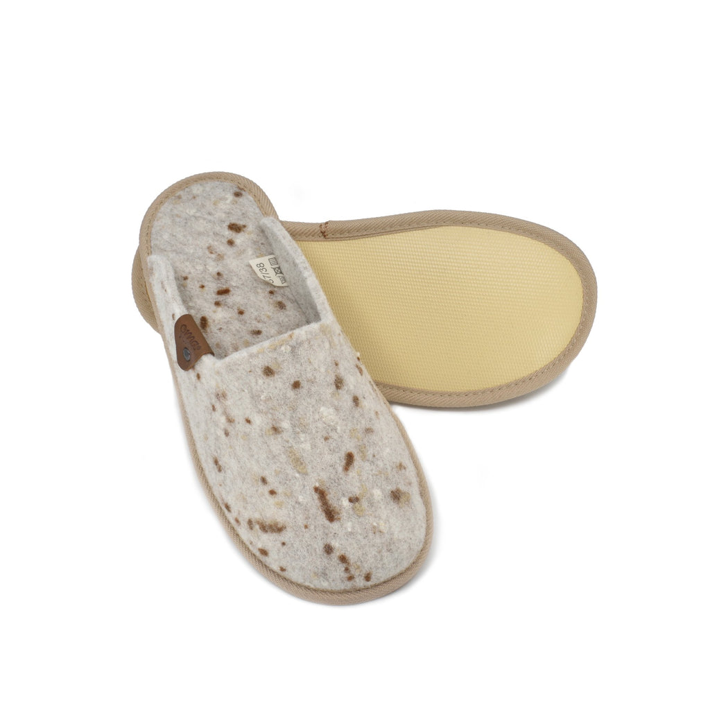 2. Studio image of Omaking Pelsi beige felt slippers with dots, showing top and sole view