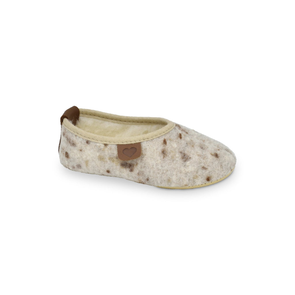 2. Studio image of Omaking Kids' Slippers Põnni in natural felt with heart detail, side view