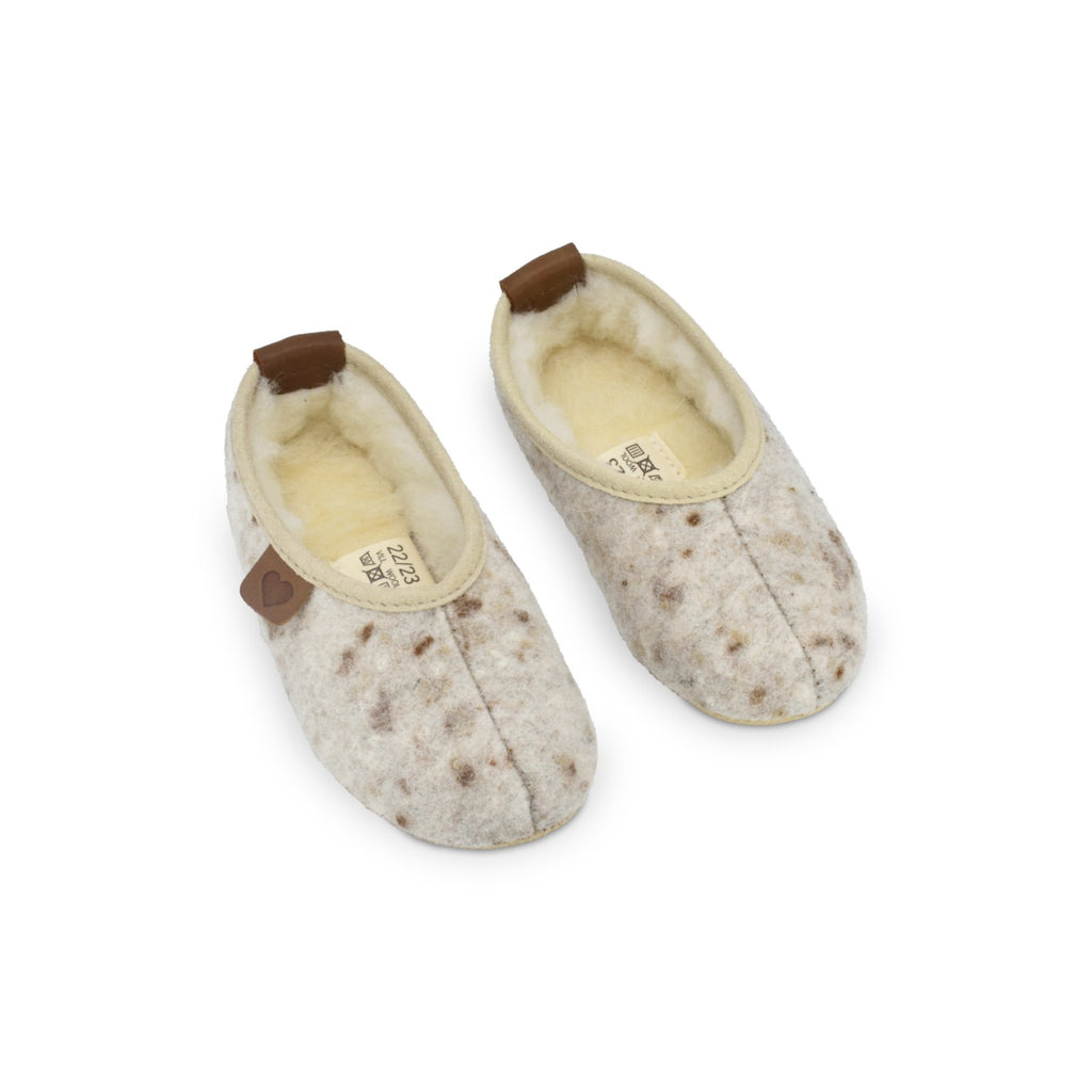 3. Pair of Omaking Kids' Slippers Põnni in natural felt, top view showing wool lining