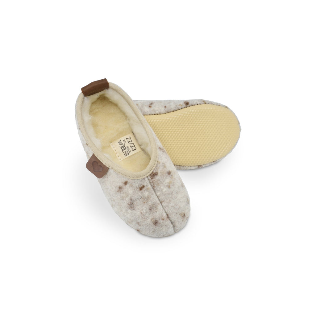 4. Omaking Kids' Slippers Põnni in natural felt, showing rubber outsole and wool lining