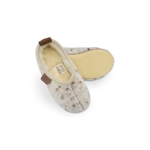 4. Omaking Kids' Slippers Põnni in natural felt, showing rubber outsole and wool lining