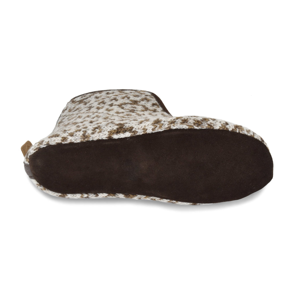 3. Close-up of the velour outsole of Omaking Trolla beige lambswool slippers, highlighting grip texture
