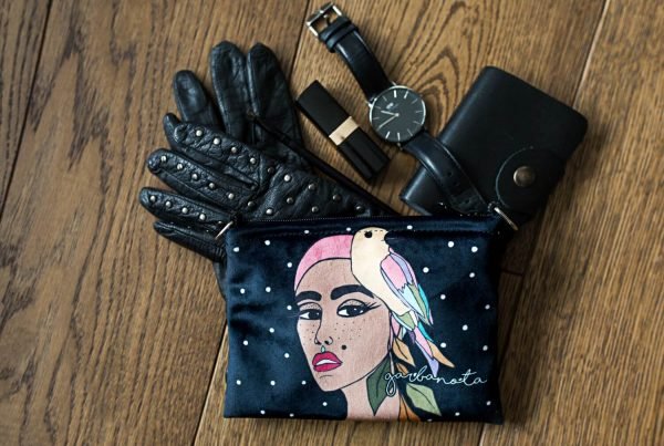 8. Size chart for Garbanota M cosmetic bag, showing dimensions and material details